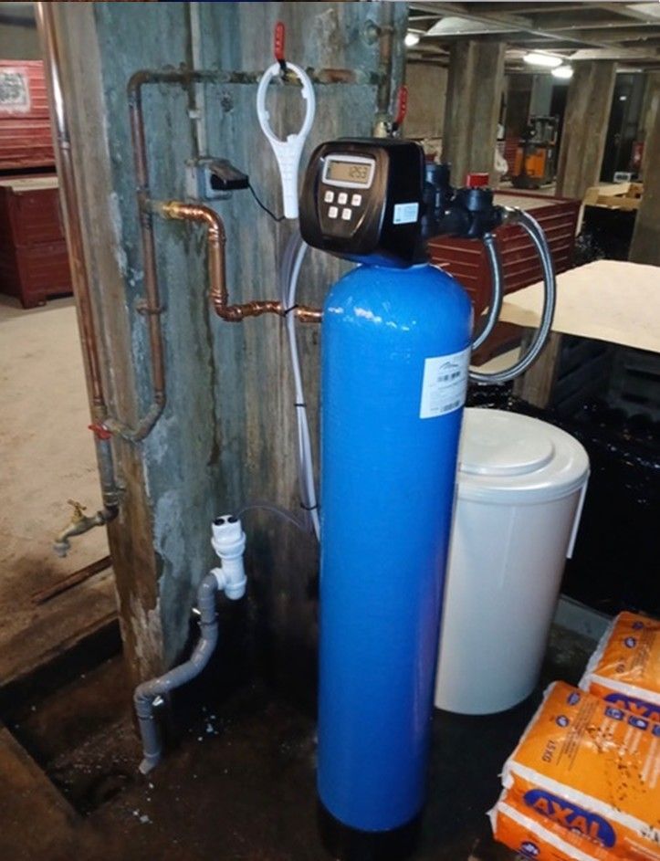 adoucisseur de 50 l avec filtration et lampe UV afin d' avoir une eau pure 