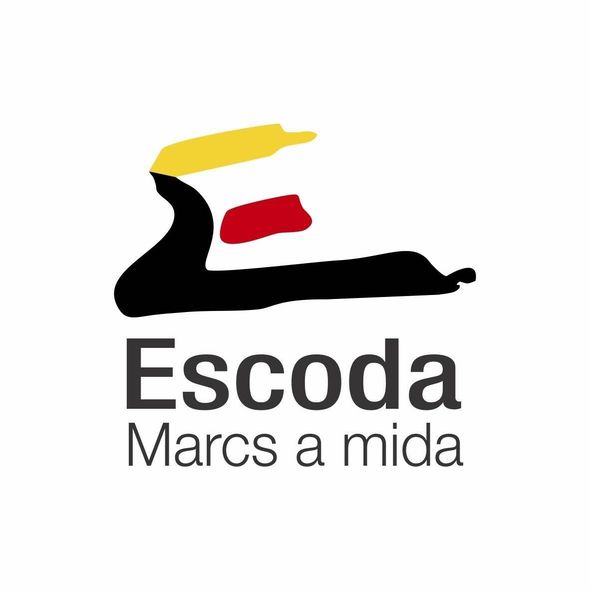 Logotipo de Escoda Marcs a mida, que presenta una letra E estilizada en negro, amarillo y rojo con el nombre de la empresa debajo.