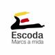 Logotipo de Escoda Marcs a mida que presenta una letra E abstracta y estilizada en amarillo, rojo y negro sobre el nombre de la empresa.