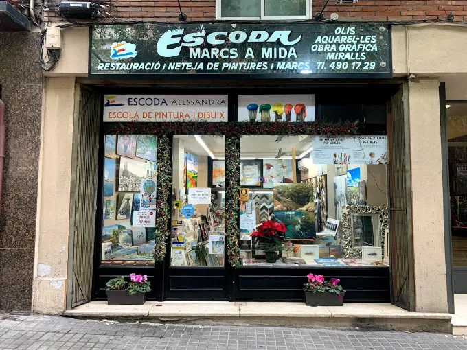 Fachada de Escoda Marcs a Mida, una tienda de enmarcación personalizada con láminas artísticas y elementos decorativos visibles en el escaparate.