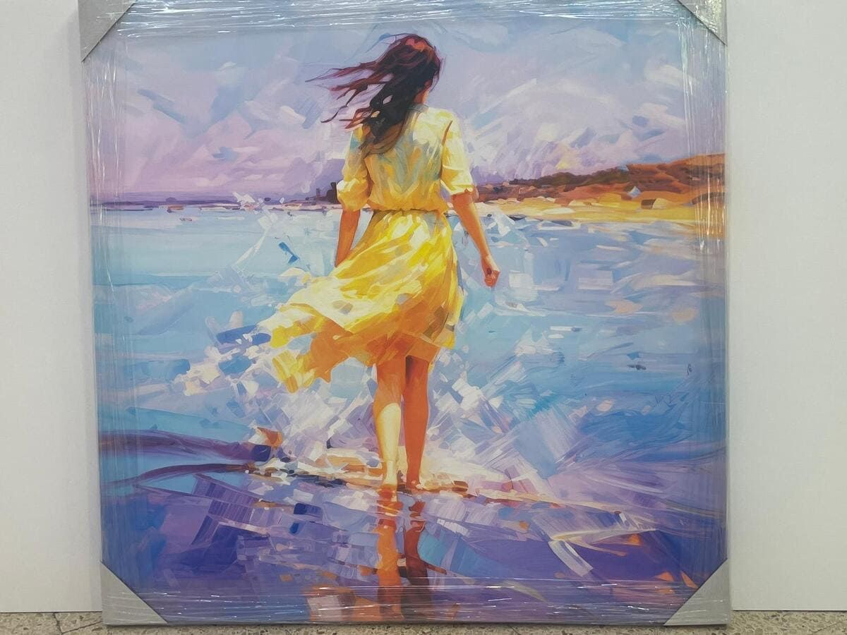 Cuadro que representa a una mujer con un vestido amarillo caminando descalza por una orilla azul, vista desde atrás.
