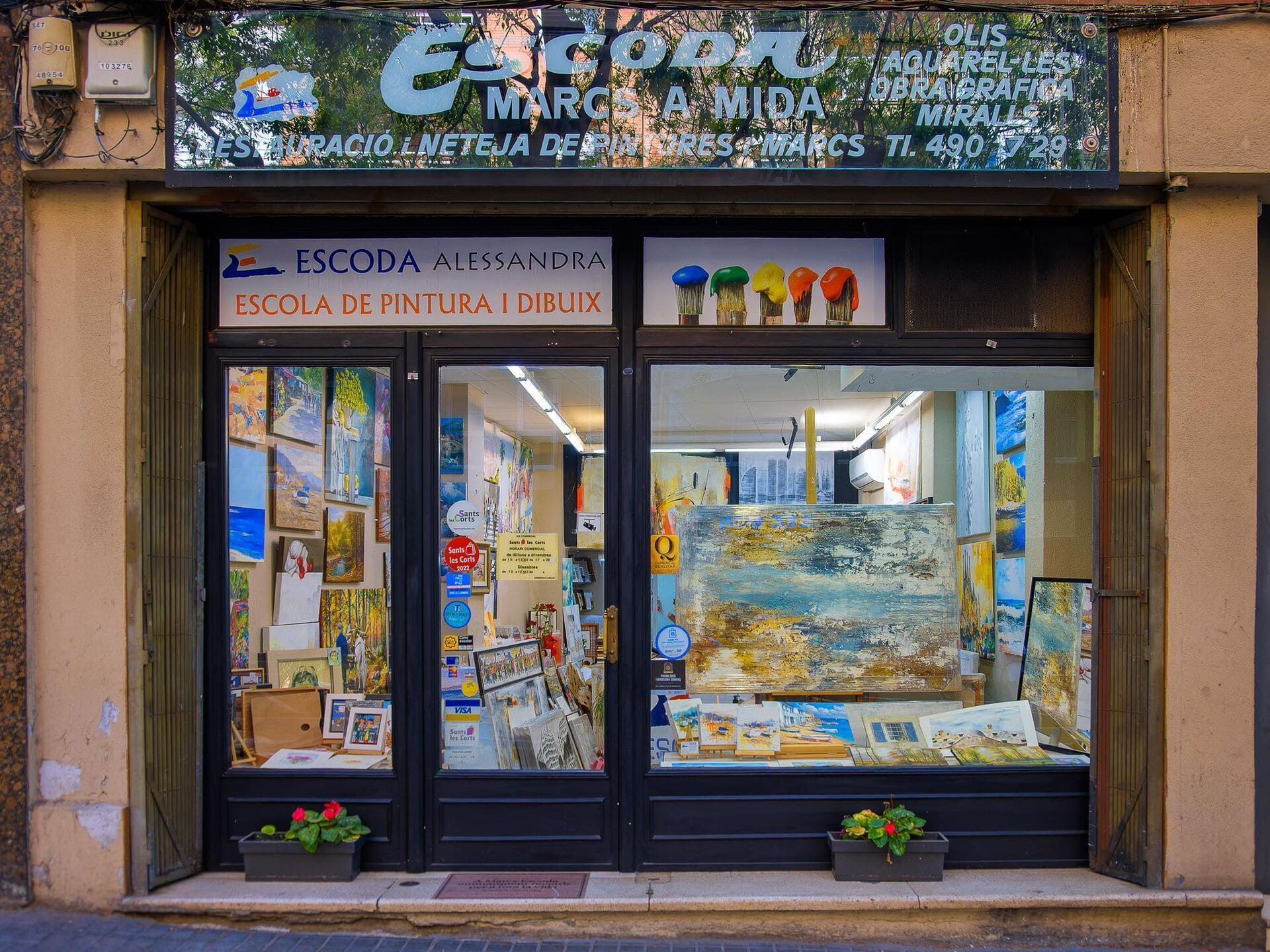 Entrada de una pescadería con vitrina de cristal y letrero azul.