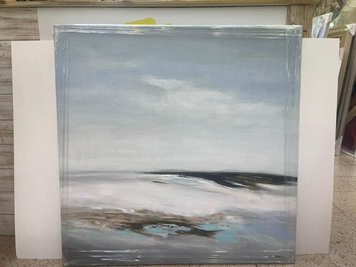 Pintura abstracta de paisaje marino con cielo gris pálido, olas blancas y horizonte oscuro sobre agua azul grisácea.