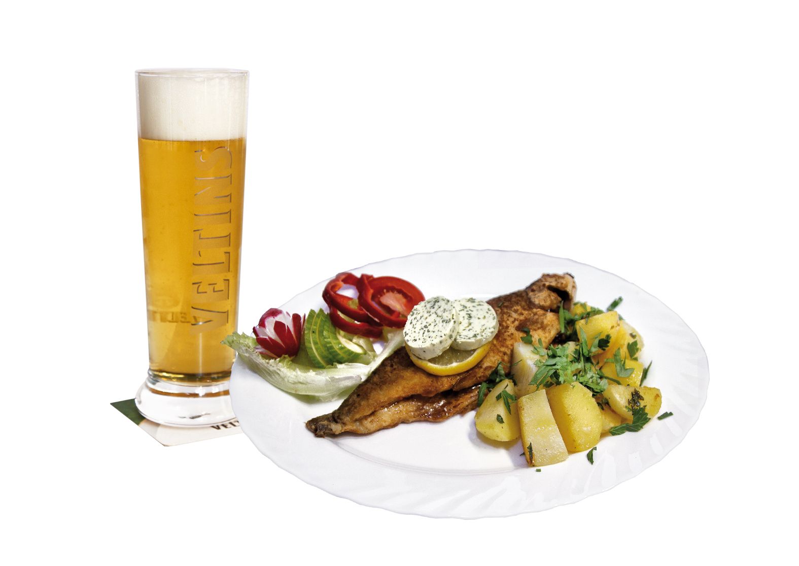 Ein mit Kräutern und Zitrone garnierter Fischteller, begleitet von Kartoffeln und einem erfrischenden Glas Bier.