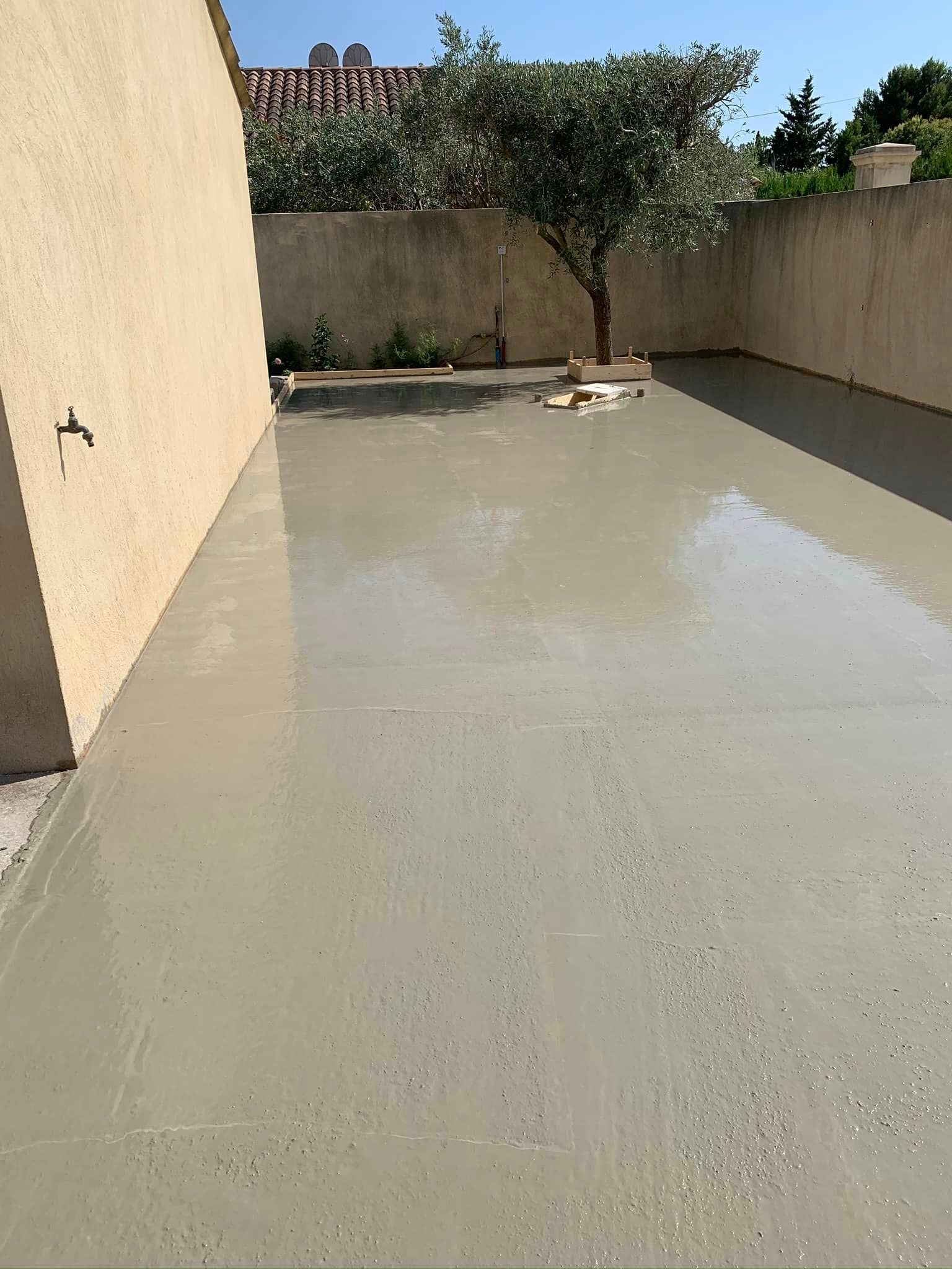 Dalle de béton coulée pour une terrasse extérieure