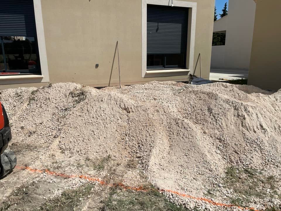 Tas de sable et gravier pour travaux extérieurs