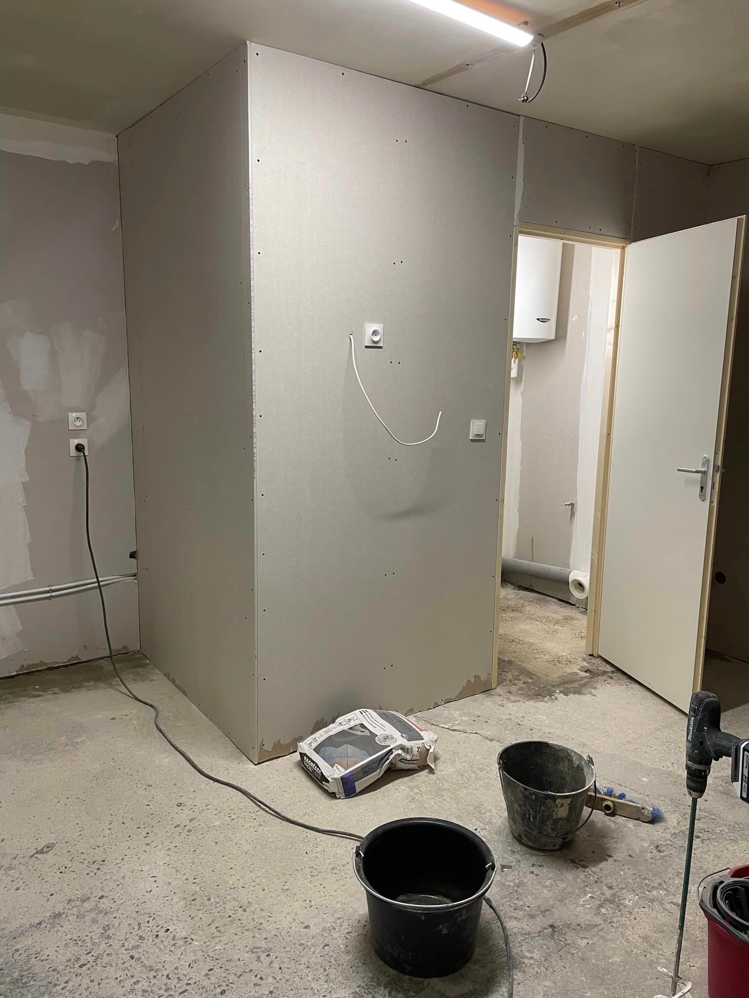 Mur intérieur en travaux
