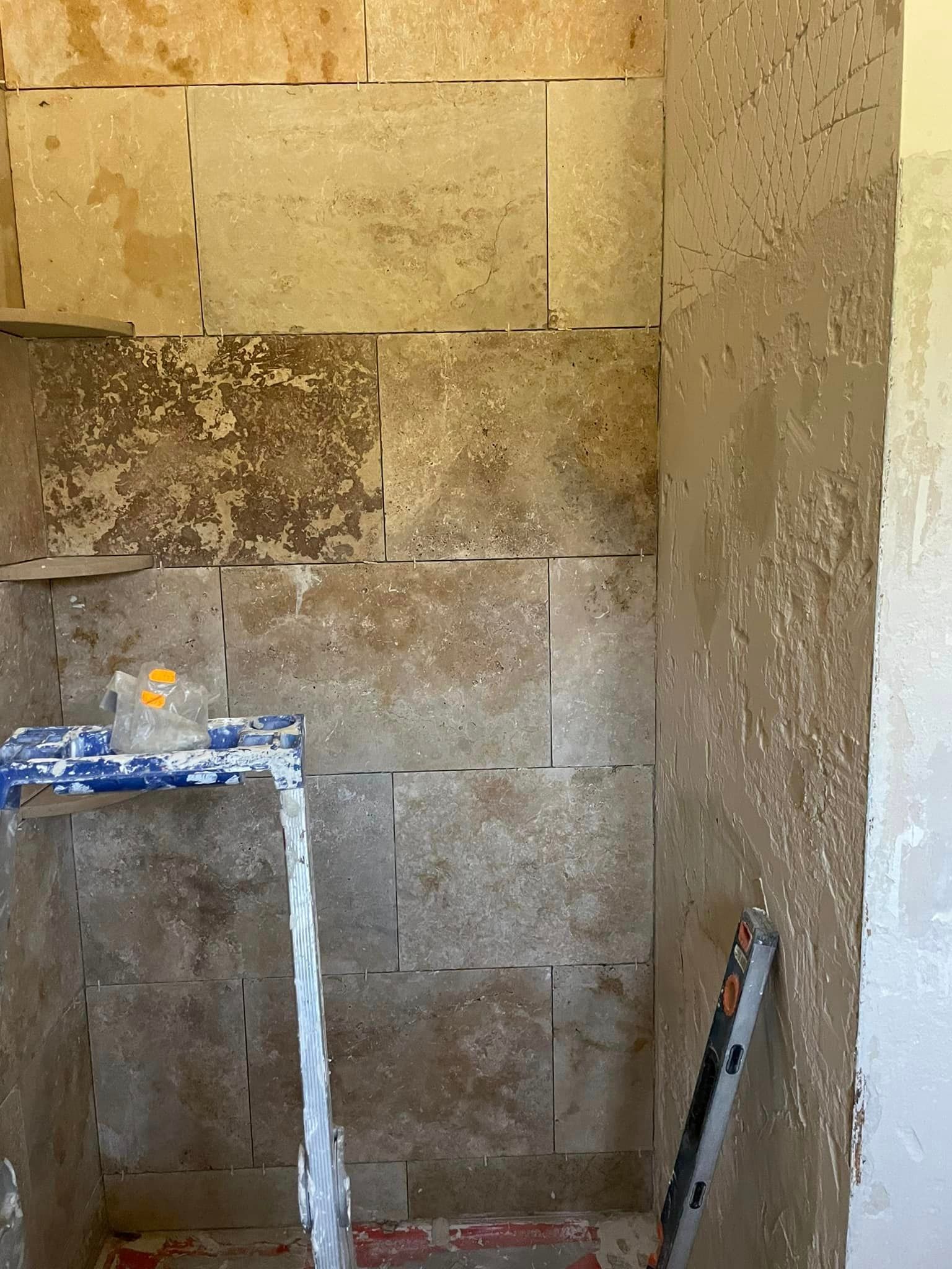 Pose de travertin sur un mur