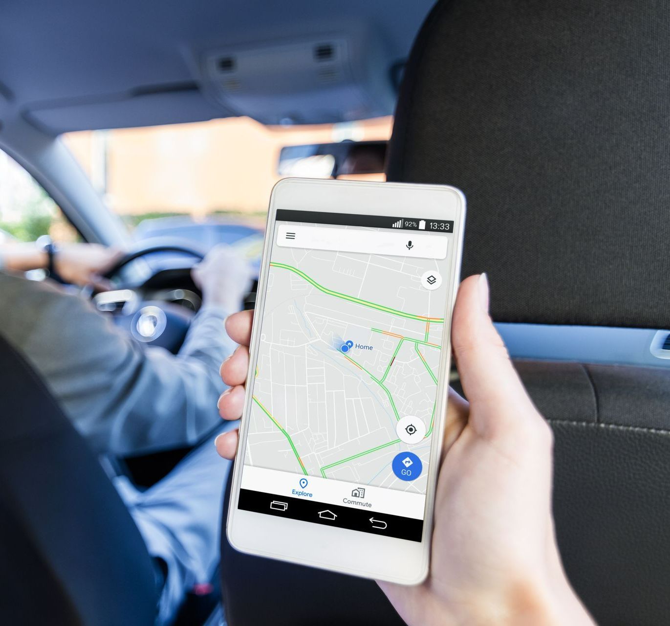 Main qui tient un téléphone avec GPS