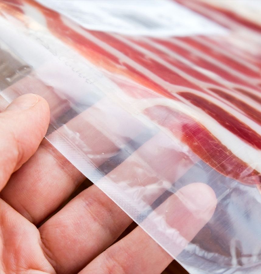 Una persona sostiene un trozo de carne en una bolsa de plástico.