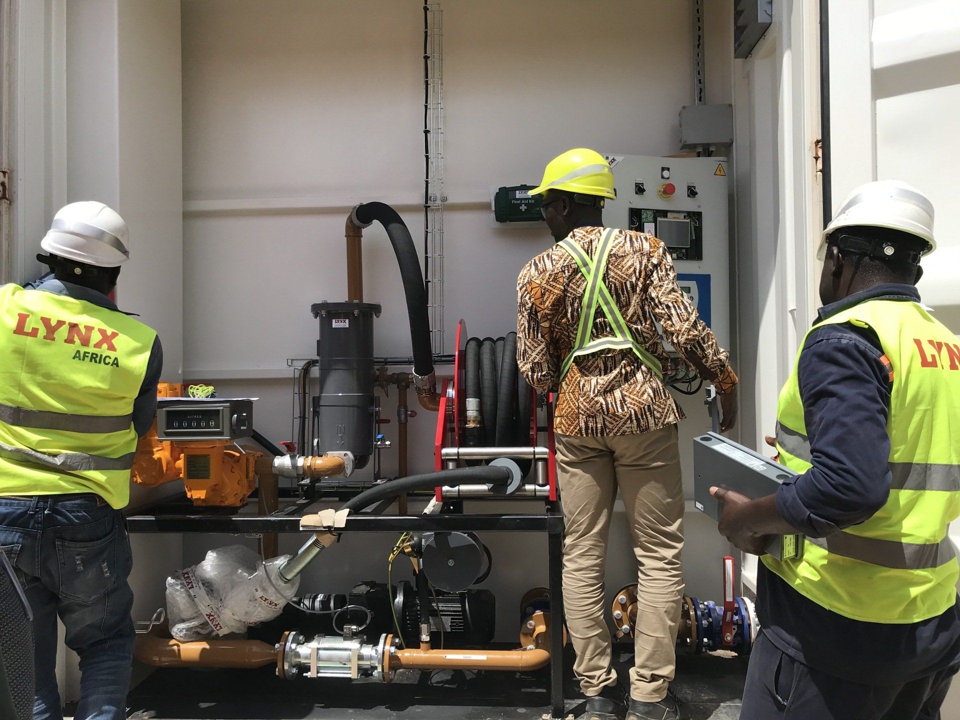 Groupe de personnes effectuant la mise en service d'une station