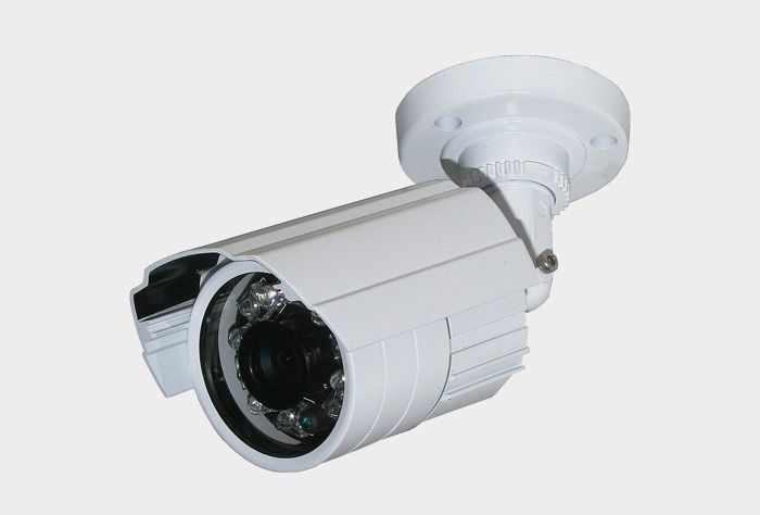 Cámara de seguridad blanca montada en la pared.