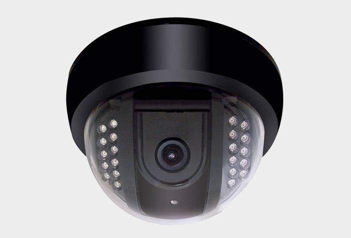 Cámara de seguridad tipo domo negro con LED infrarrojos y cúpula transparente.