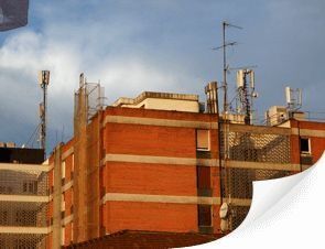 Edificios con antenas y cielo nublado.