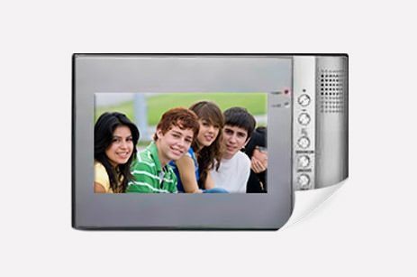 Videoportero que muestra a un grupo de personas sonrientes en el exterior.