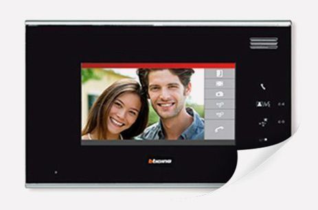 Videoportero con una pareja sonriente en la pantalla; panel negro con botones de control.