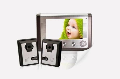 Sistema de videoportero con dos unidades exteriores y un monitor que muestra la imagen de un bebé.