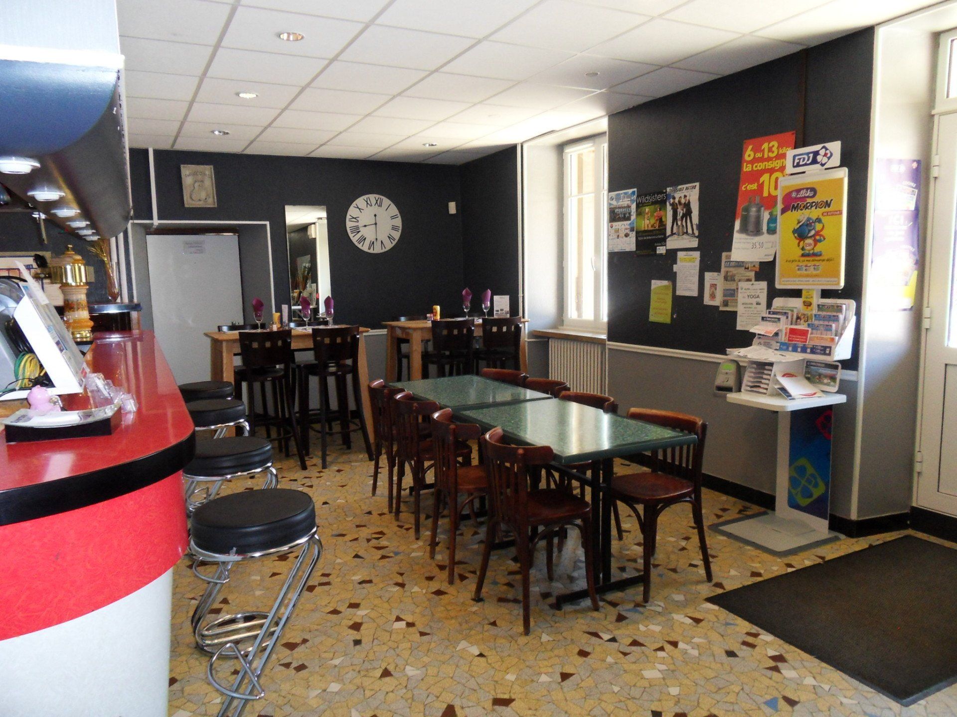 Salle et comptoir du bar 