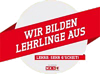 Rotes Banner mit weißem deutschem Protesttext und kleinem WKS-Logo auf grauem Kreishintergrund