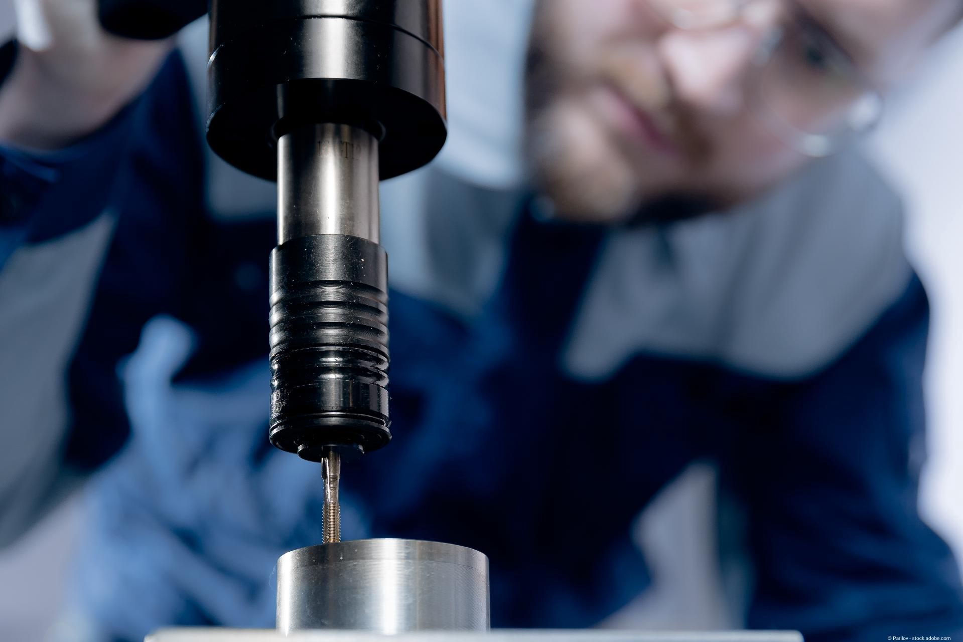 Nahaufnahme eines Mannes an einer Bohrmaschine