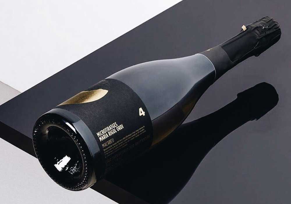 Una botella de vino con el número 4