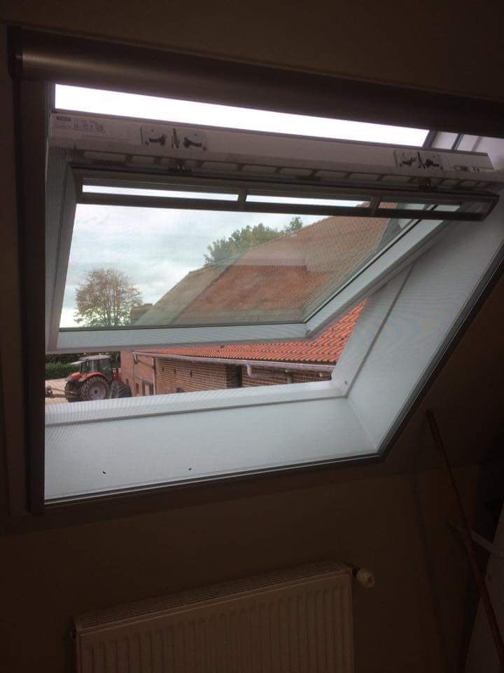 Fenêtre de toit vu de gauche