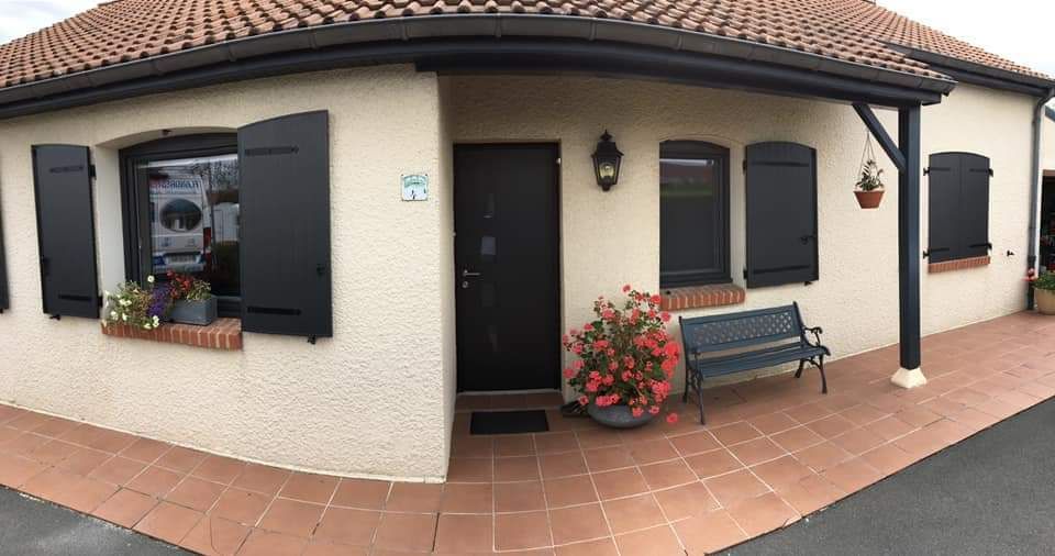 Maison avec volets bois gris