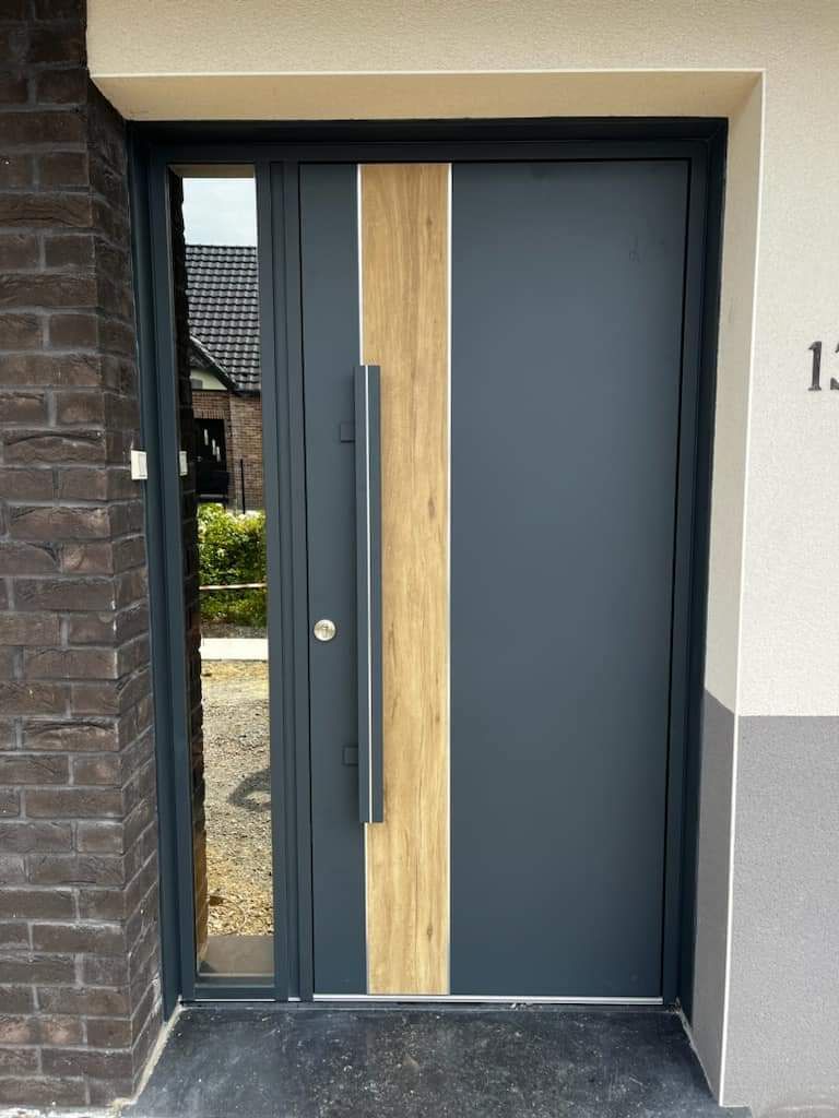 Porte en métal avec insert vertical en bois