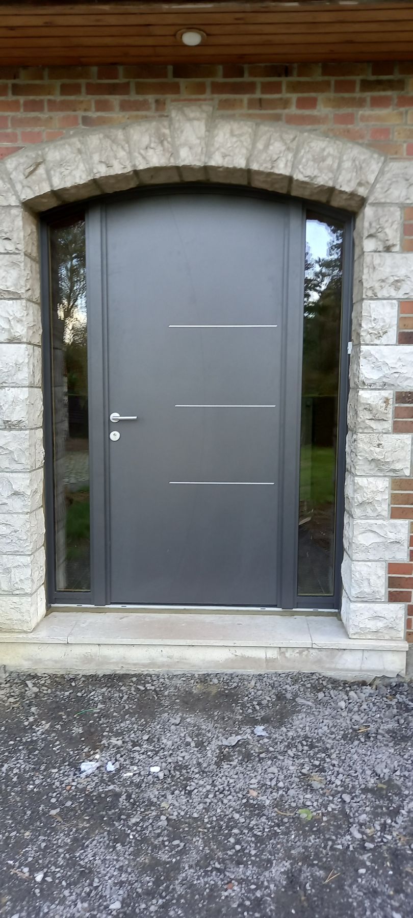 Installation d'une porte d'entrée moderne sur une propriété