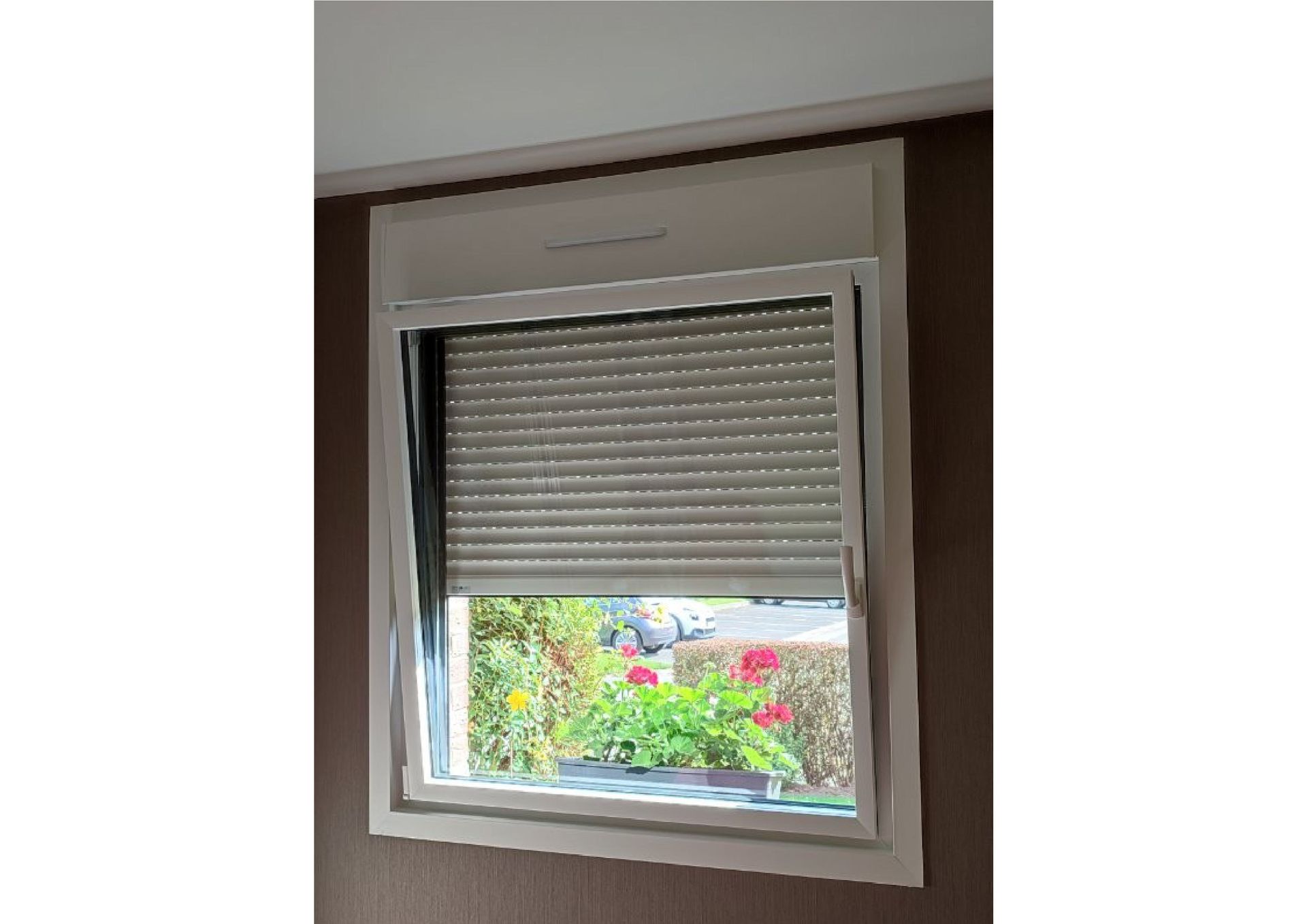 Fenêtre avec volet roulant blanc