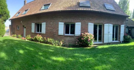 Maison en brique avec menuiseries blanches