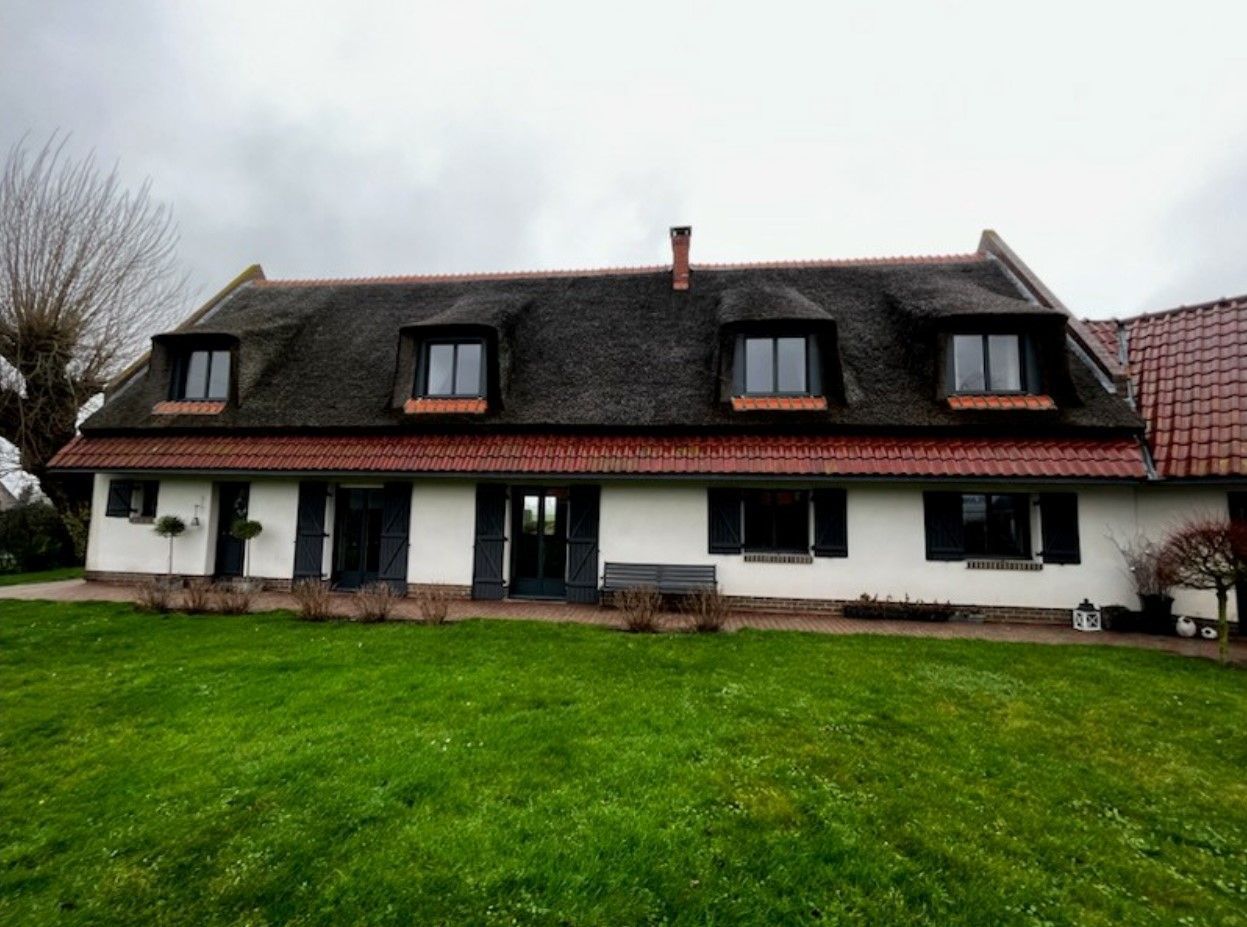 Menuiseries noires sur une grande maison