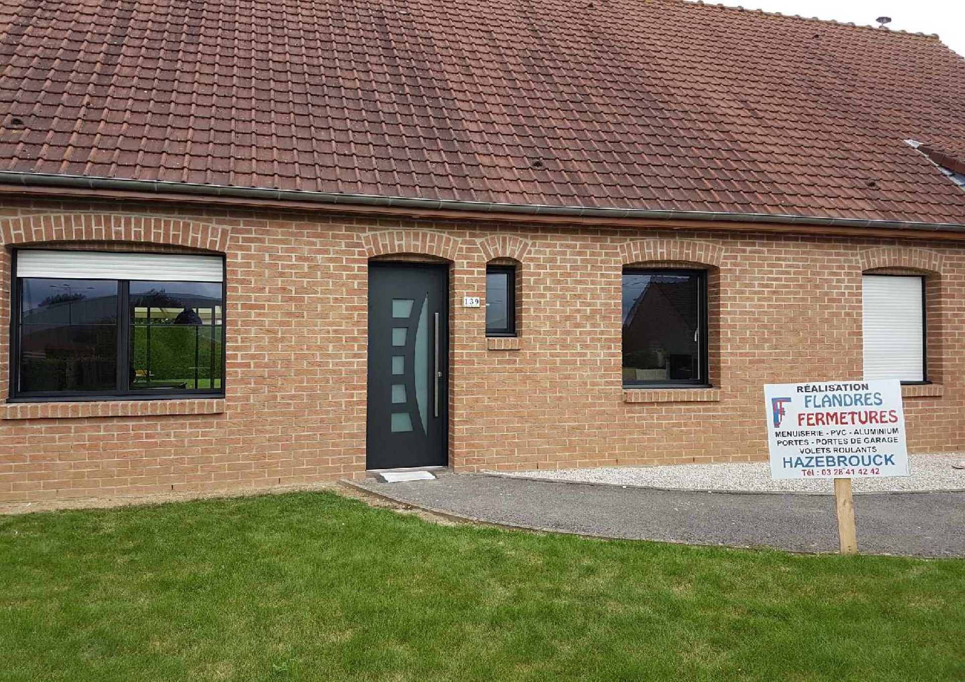 Menuiseries noires sur une grande maison à Hazebrouck