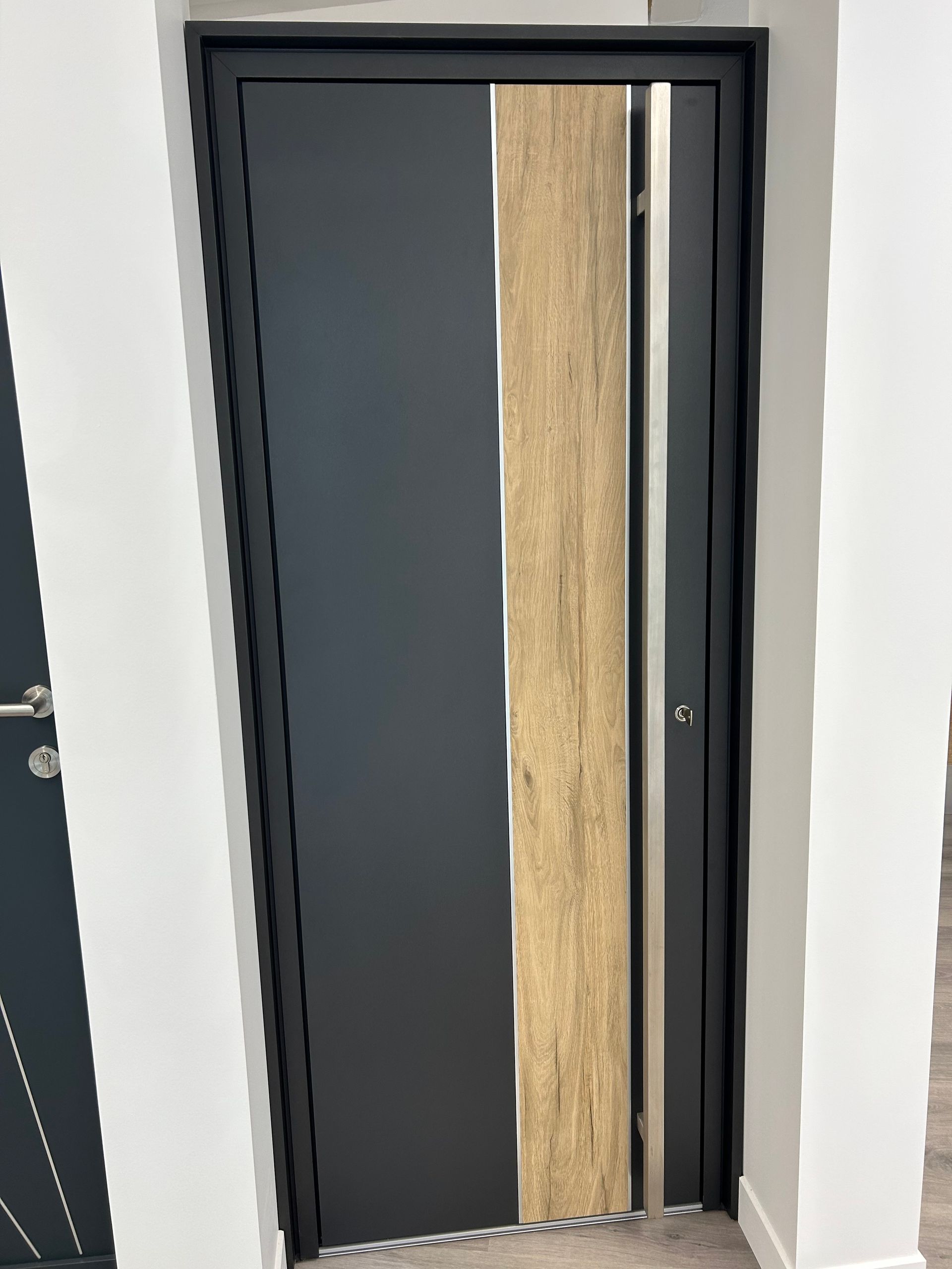 Photo d'une porte en aluminium avec bois