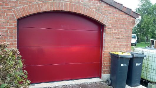 Porte de garage rouge