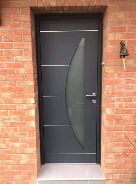 Porte en métal foncée avec fenêtre en demie lune