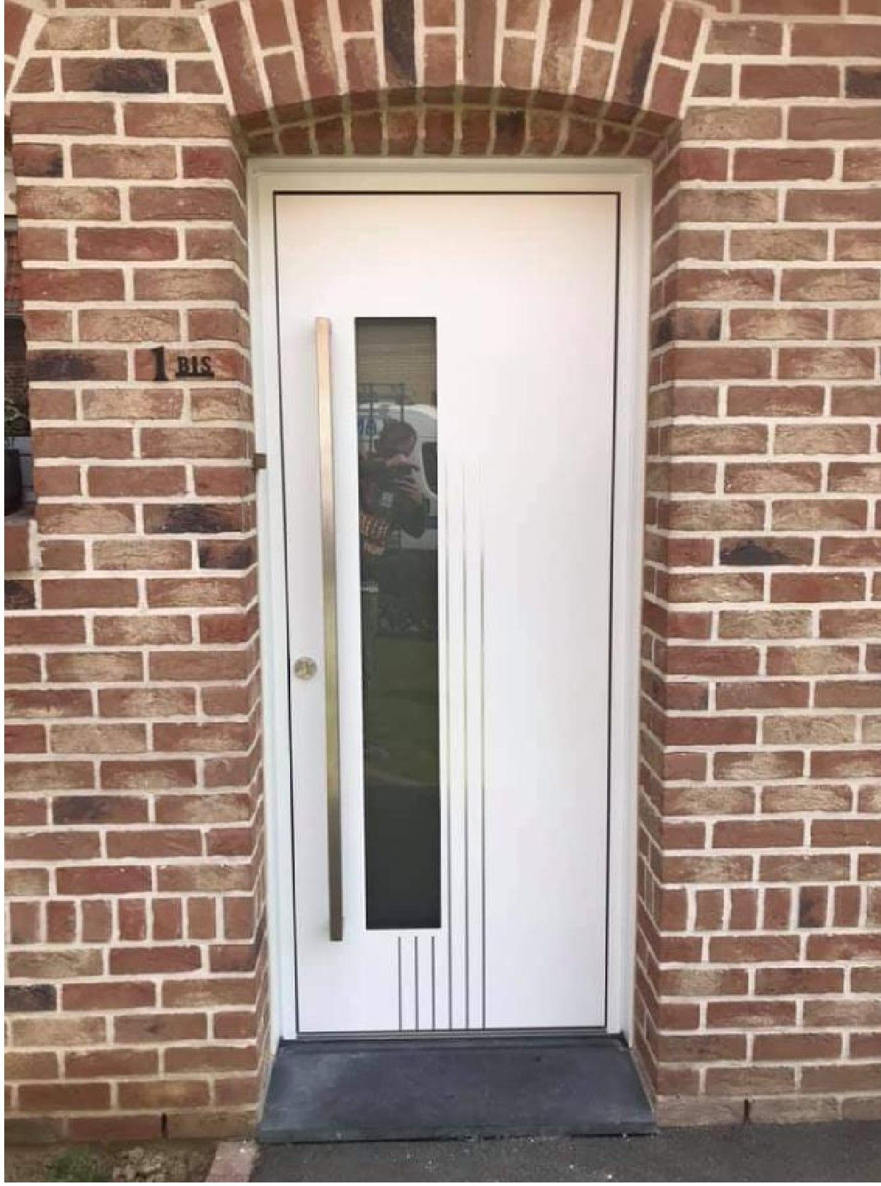 Porte entrée blanche avec une grande poignée