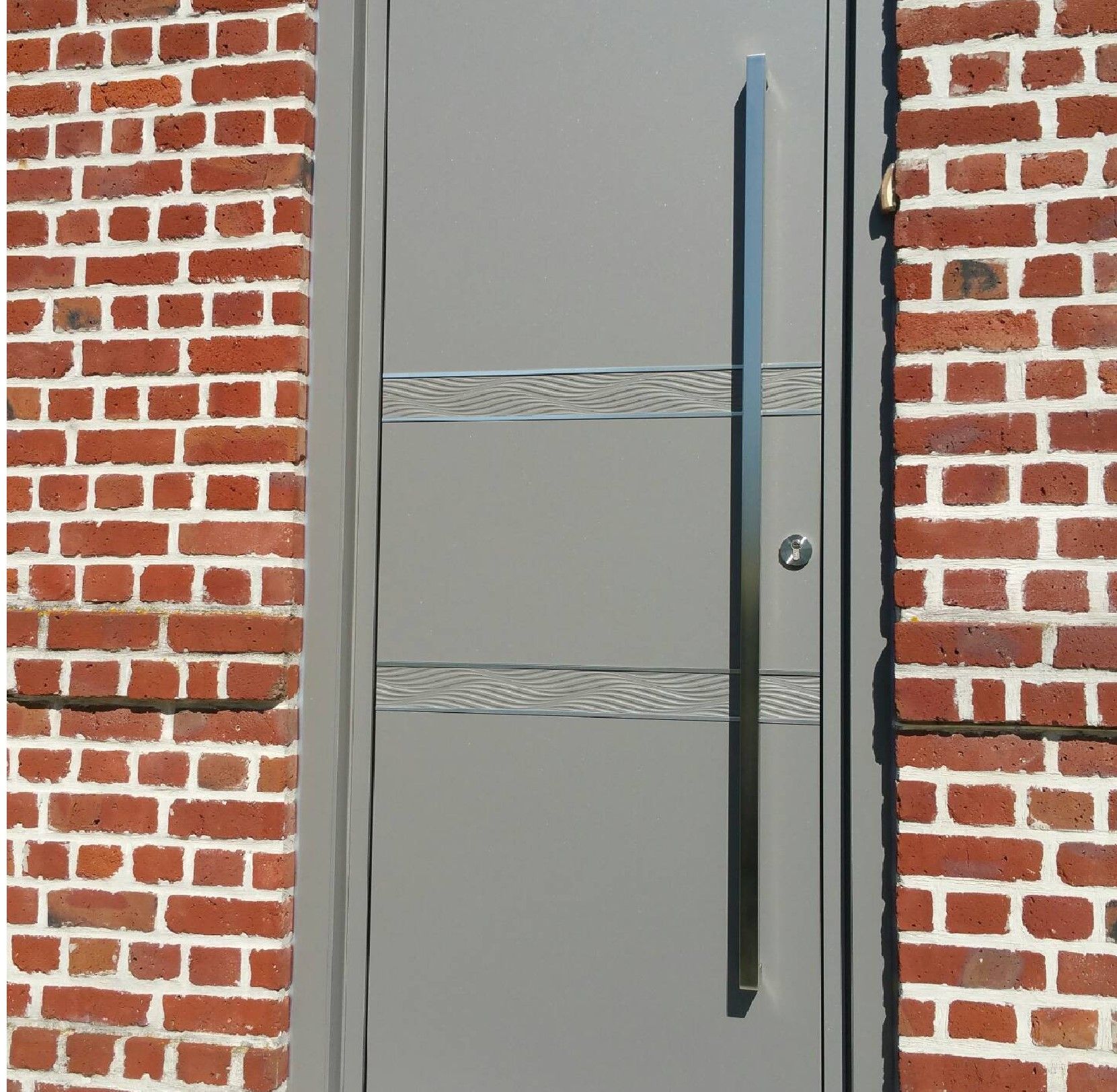 Porte entrée marron avec deux grandes poignées