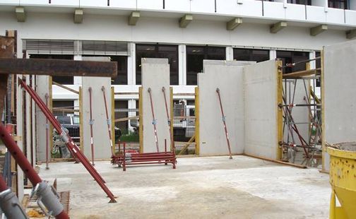 Bau einer Klinik, Installation Wandelemente