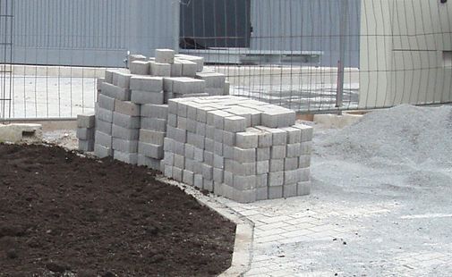 Garage und Steintreppe zu einem Wohnhaus führend/gehörend