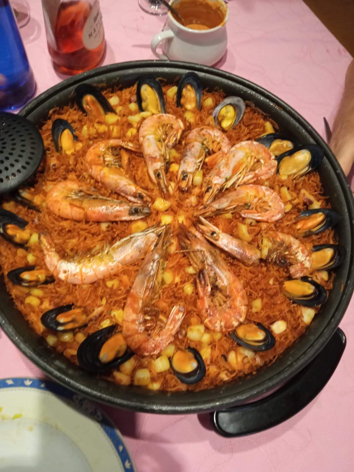 Un dormitorio con dos camas y un radiador.