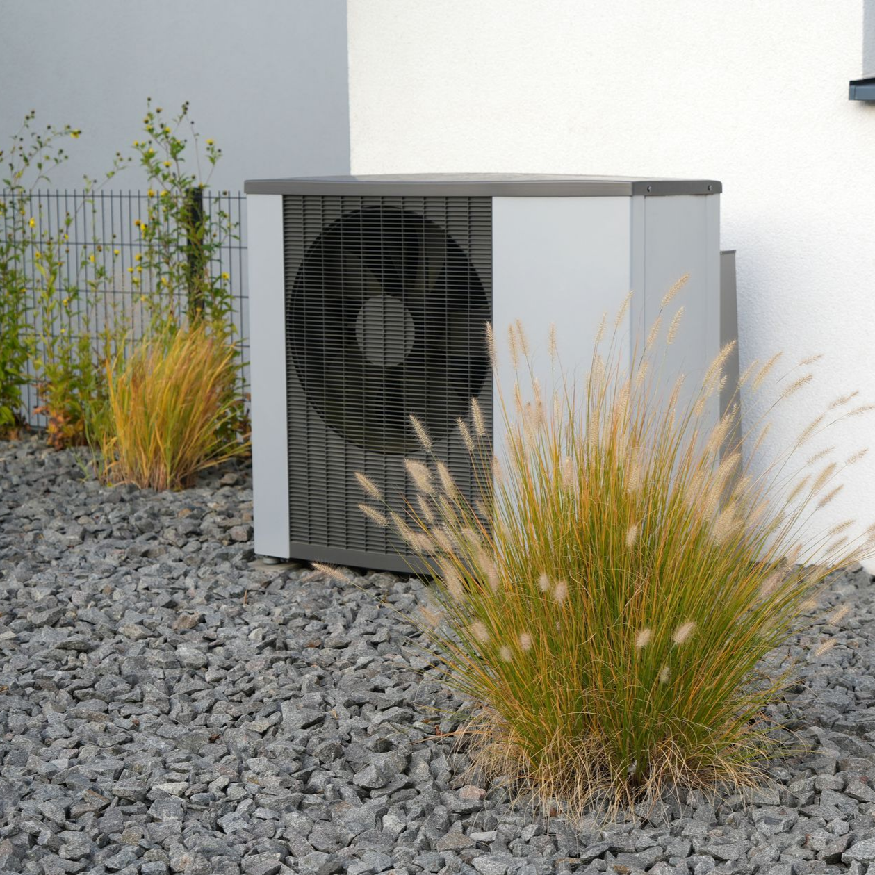 Unité de pompe à chaleur à côté de la maison.