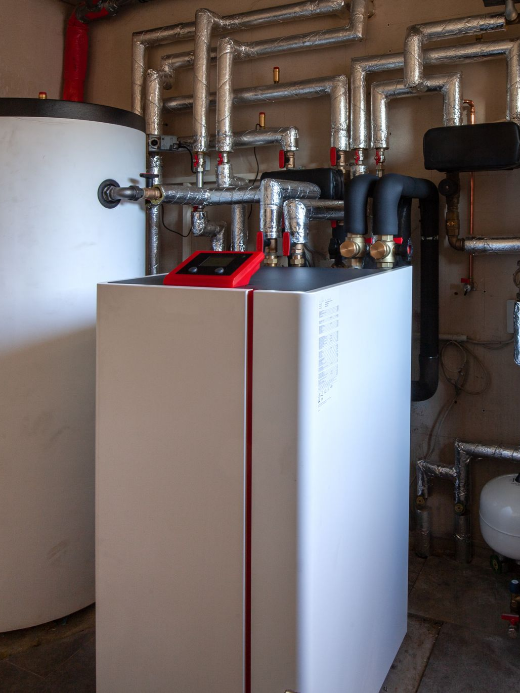 Une pompe à chaleur eau-eau reliée à tous ses équipements.