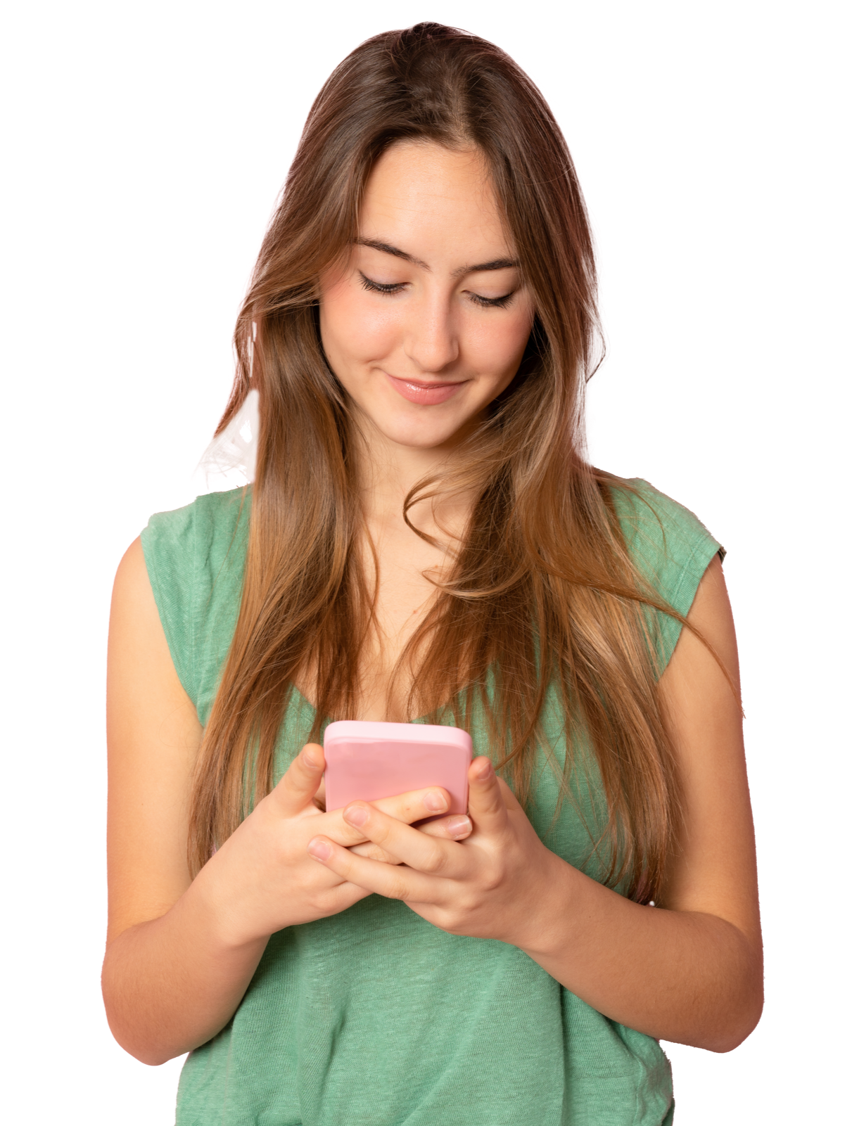 Une femme aux cheveux longs avec un t-shirt vert sur son téléphone.