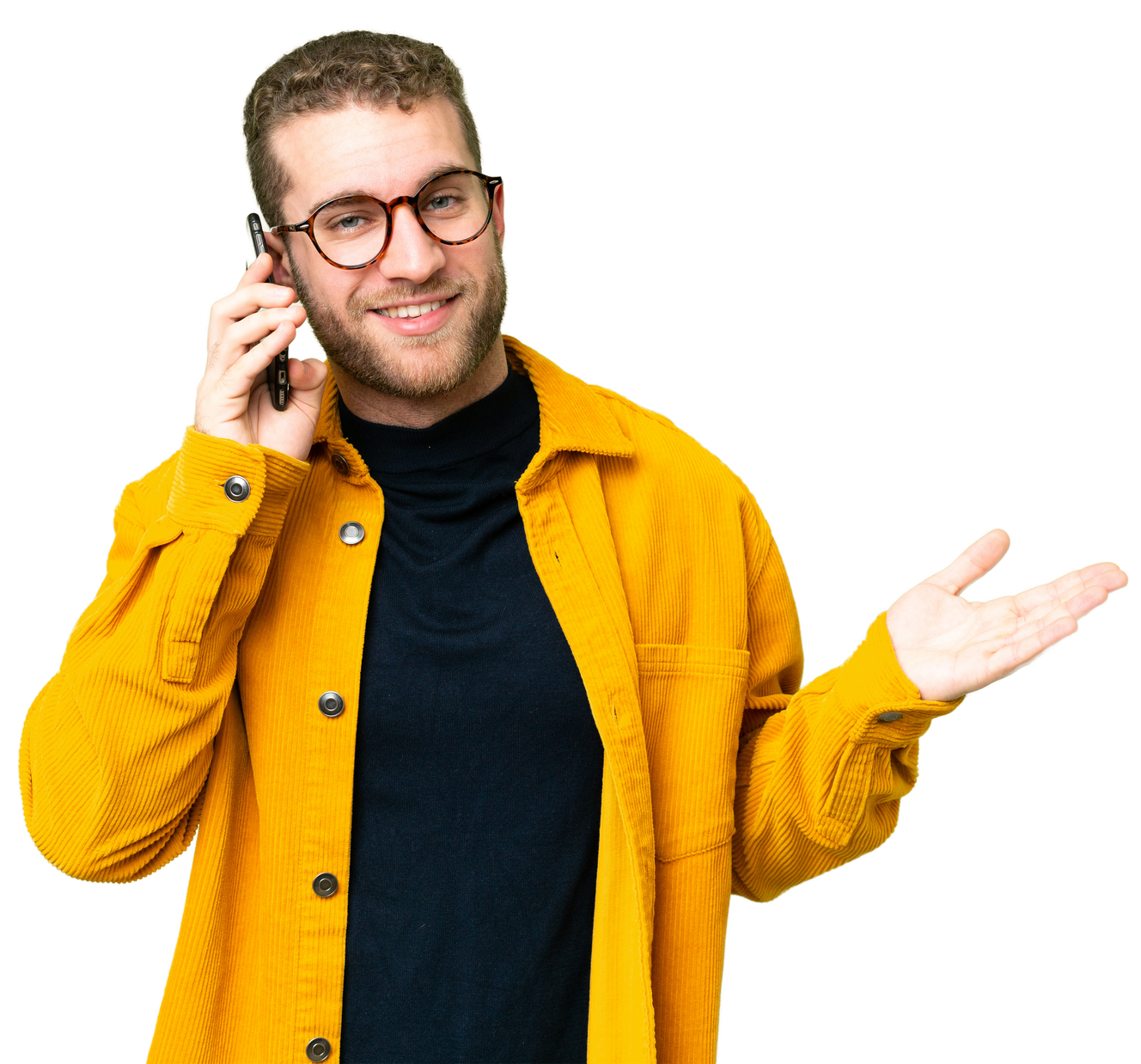 Un homme souriant, au téléphone, portant des lunettes et une veste jaune.