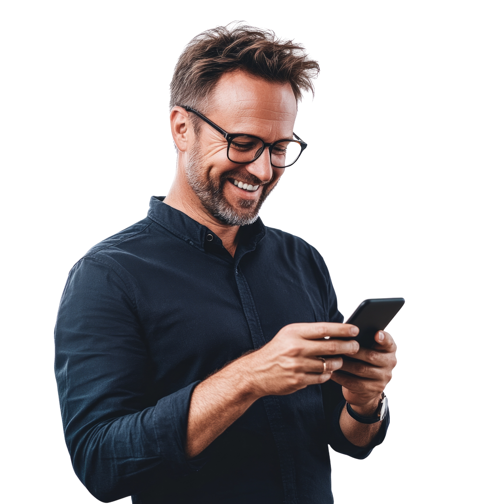 Un homme souriant, portant des lunettes, qui utilise un smartphone.