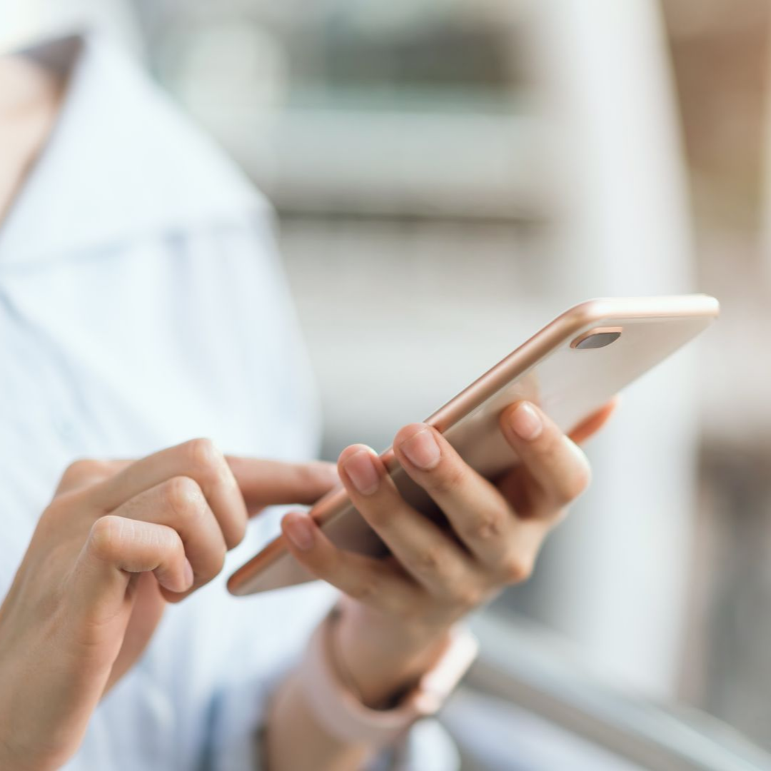 Une personne qui consulte son smartphone.