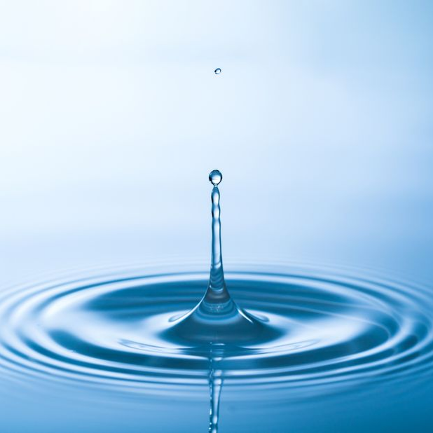 Une goutte qui tombe dans de l'eau.