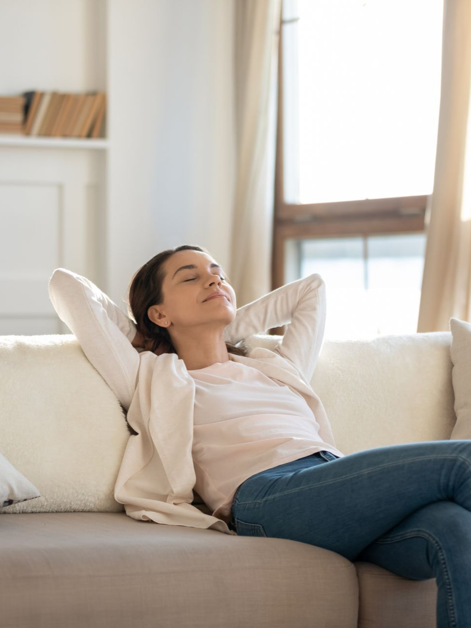 Une femme détendue sur un canapé, respirant de l'air.