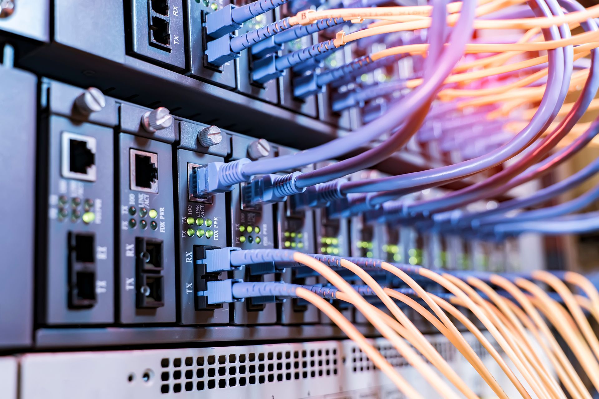 Des serveurs informatiques avec des câbles branchés.